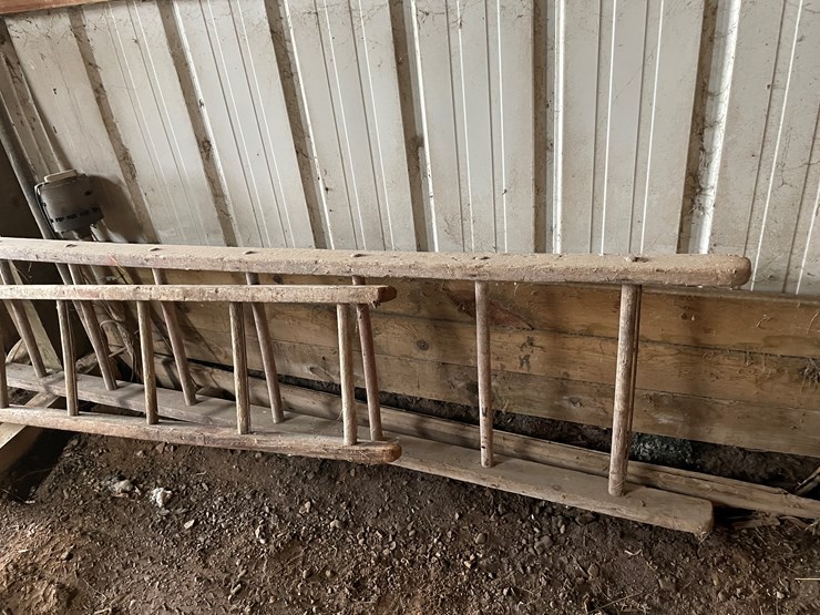 #7146-•-2-wooden-ladders-image-3