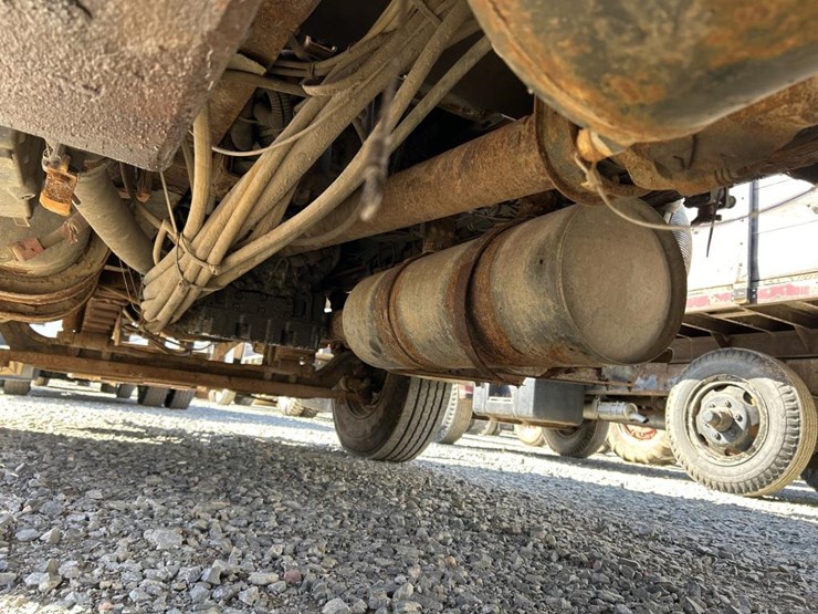 2004-freightliner-fl80-image-38
