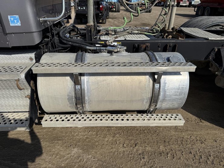 2013-kenworth-t800-image-22
