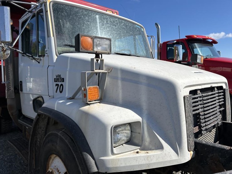 2004-freightliner-fl80-image-10