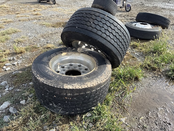 #5269-•-lot-of-(2)-445/50r22.5-tires-w/-rims-image-4