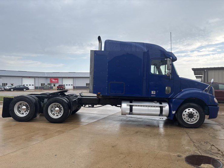 #1319-•-2005-freightliner-columbia-sleeper-cab-truck-tract-image-5