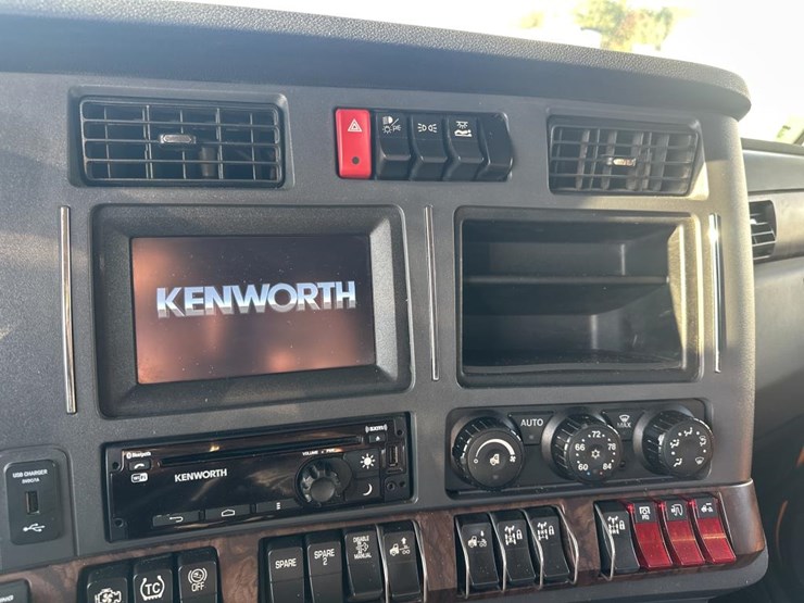 2023-kenworth-w990-image-29