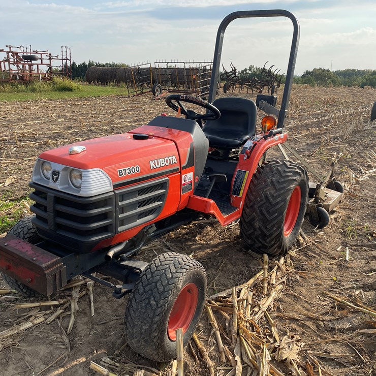 KUBOTA B7300