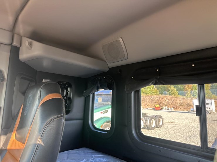 2023-kenworth-w990-image-35