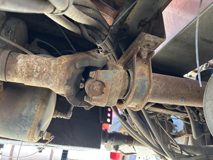 2004-freightliner-fl80-image-36
