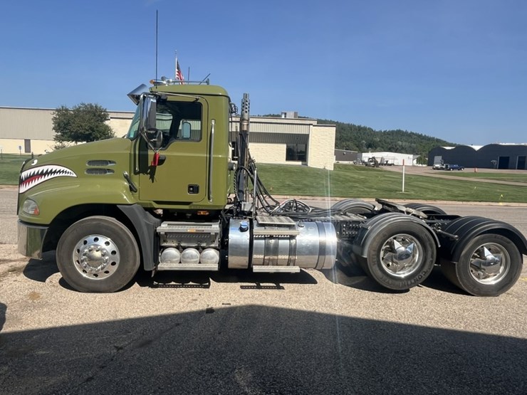 #1247-•-2015-mack-cxu612-day-cab-truck-tractor-image-2