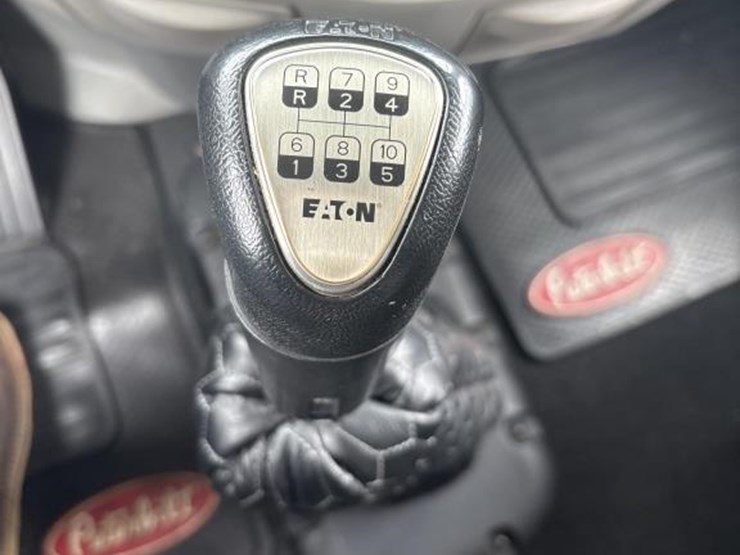 2017-peterbilt-579-image-52