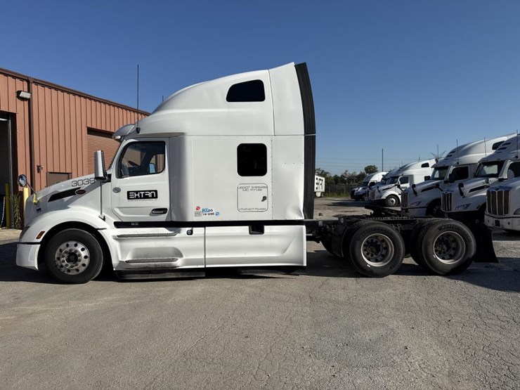 2022-peterbilt-579-image-2
