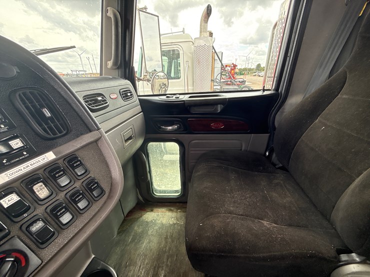 2014-peterbilt-389-image-47