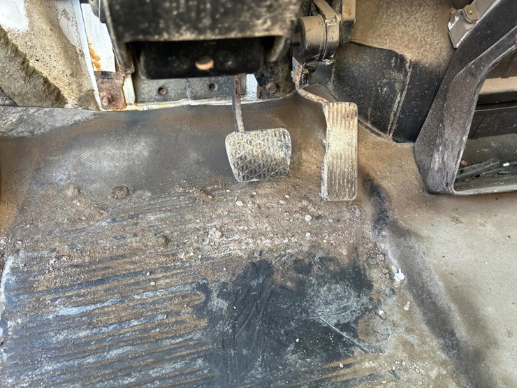 2004-freightliner-fl80-image-70