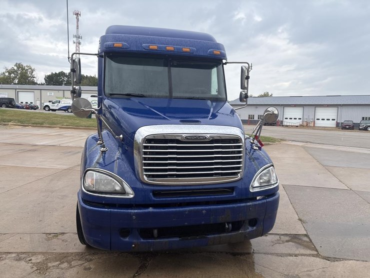 #1319-•-2005-freightliner-columbia-sleeper-cab-truck-tract-image-6