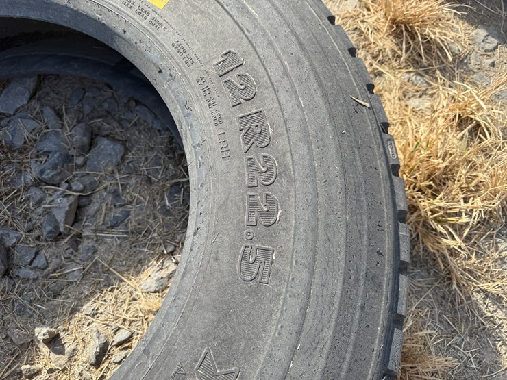 #9733-•-12r22.5-tire-inv#:-9733-image-5