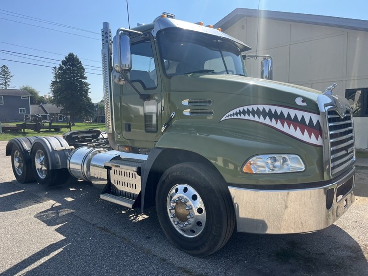 #1247-•-2015-mack-cxu612-day-cab-truck-tractor-image-7