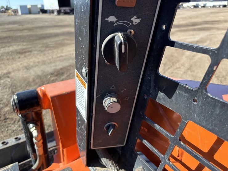 2019-gehl-r105-image-25