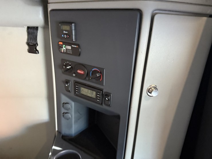 2022-peterbilt-579-image-47