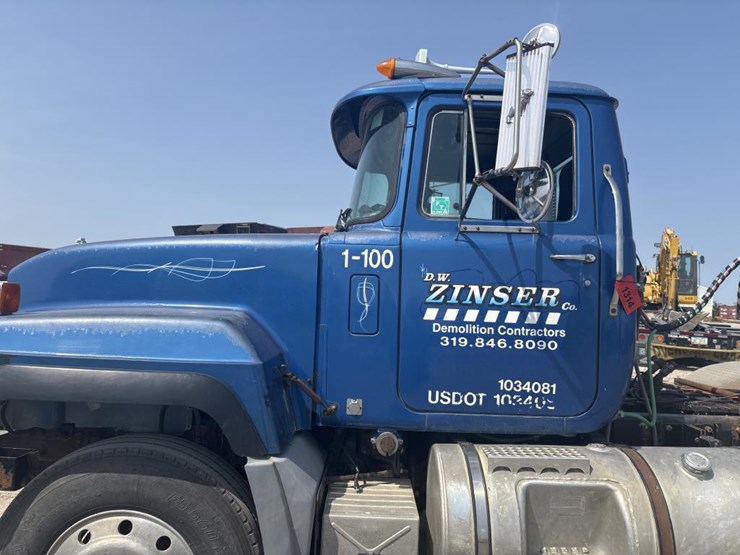 #1314-•-2000-mack-rd-600-day-cab-truck-tractor-image-8