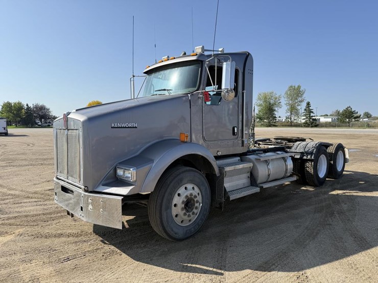 2013-kenworth-t800-image-1