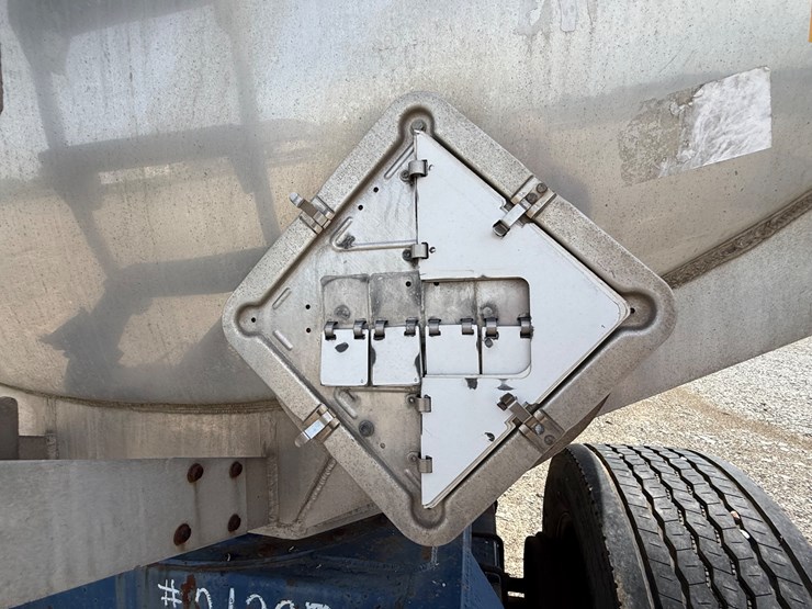 #9657-•-1996-weld-it-s/a-5400gal-fuel-trailer-1w9t23269tl010011-inv#:-9657-image-31