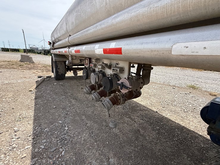 #9657-•-1996-weld-it-s/a-5400gal-fuel-trailer-1w9t23269tl010011-inv#:-9657-image-46