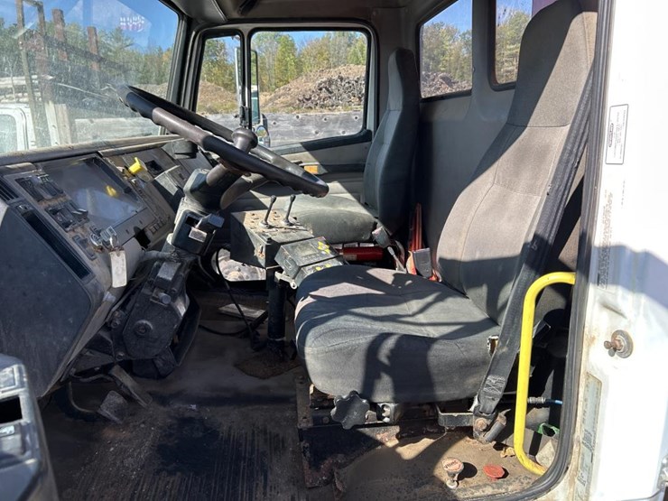 2004-freightliner-fl80-image-61