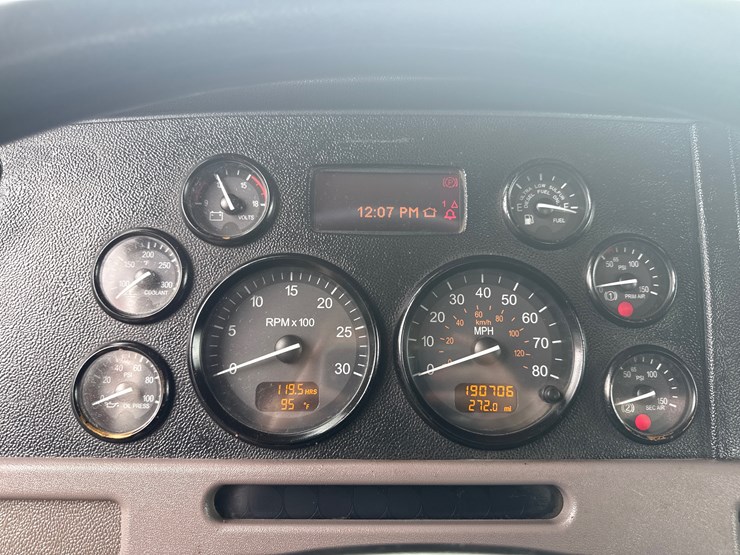 2014-peterbilt-389-image-40