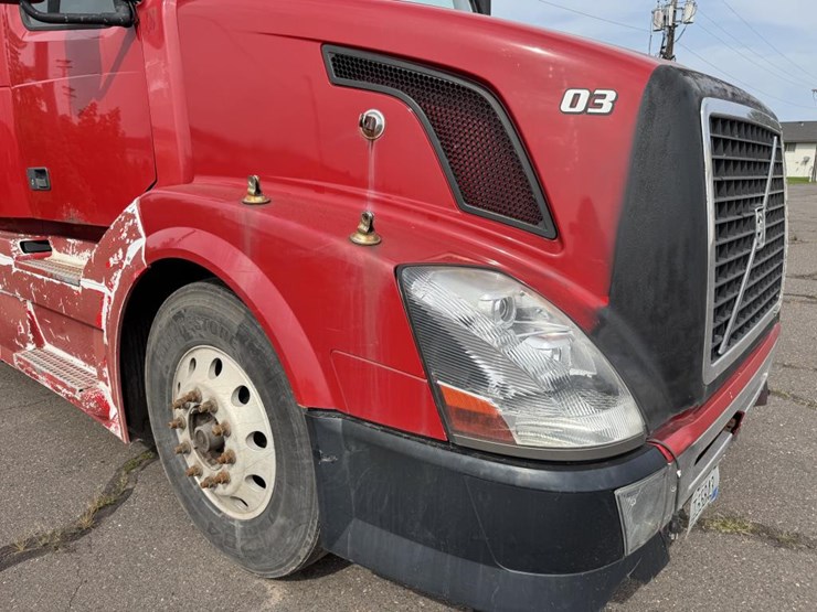 #1097-•-2006-volvo-ve-d12-sleeper-semi-tractor-image-22