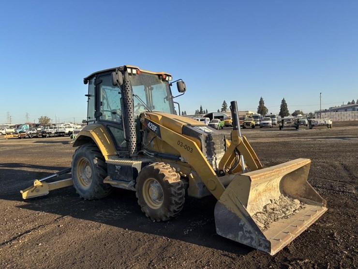 2015-caterpillar-420f2-image-2