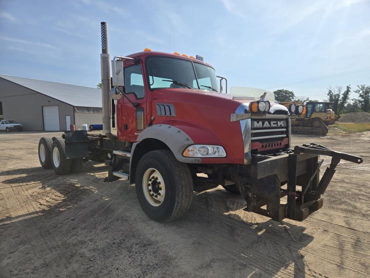 #1244-•-mack-gu813-day-cab-truck-tractor-image-3