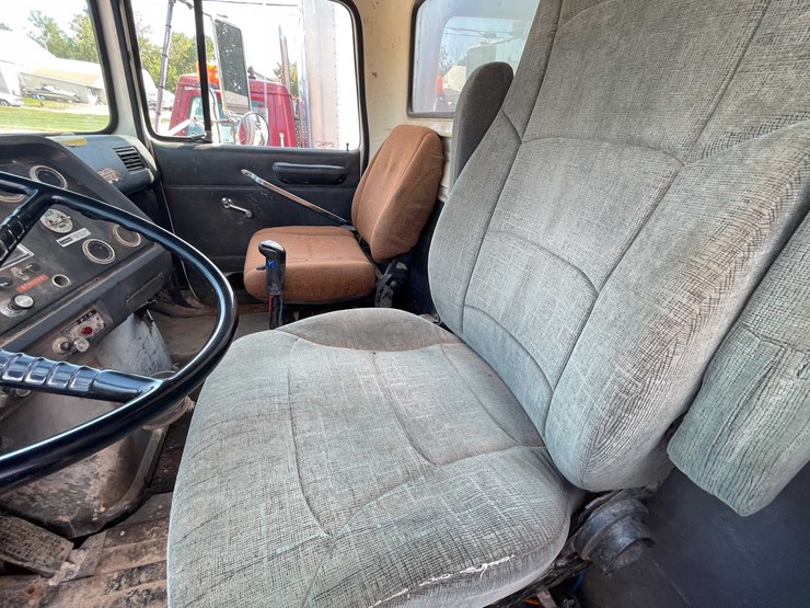 1989-ford-9000-image-47