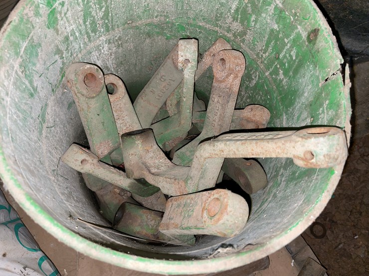 #7176-•-pallet-of-various-planter-parts-image-7