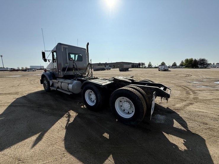 2013-kenworth-t800-image-3