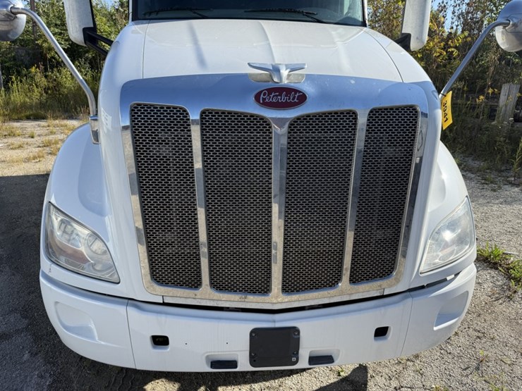 2020-peterbilt-579-image-10