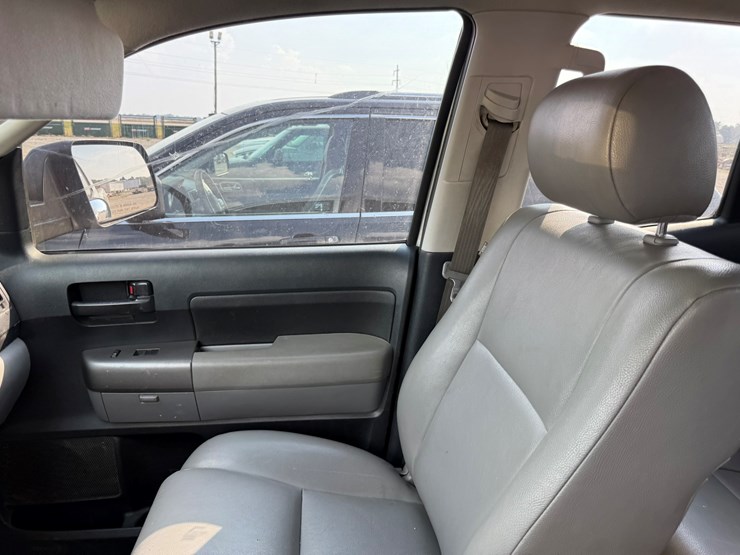 2011-toyota-tundra-image-28
