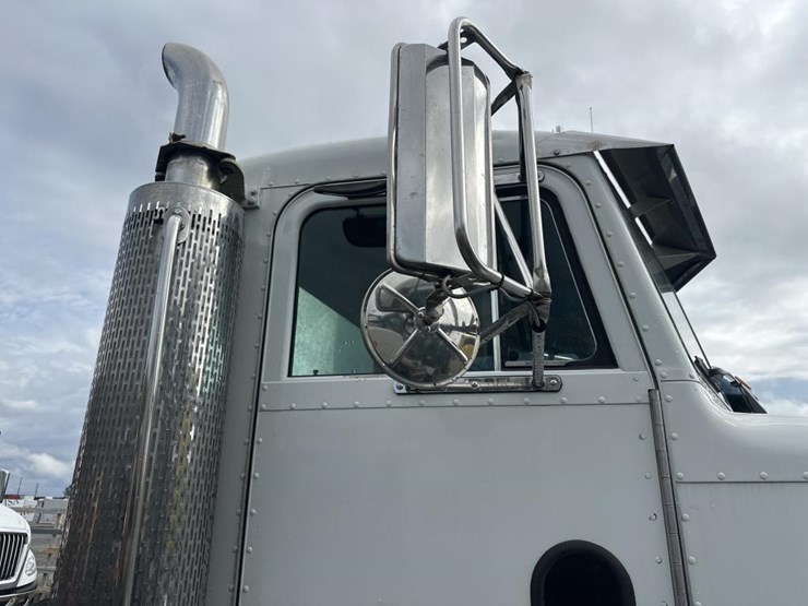 2004-peterbilt-330-image-15