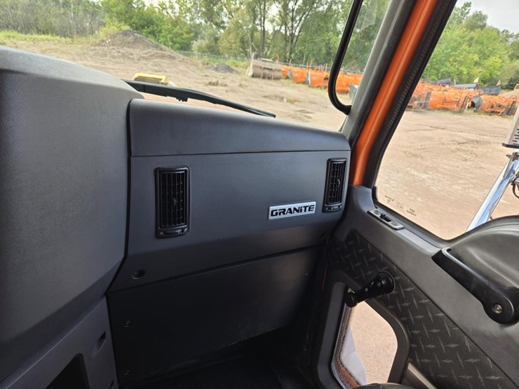 2015-mack-granite-gu813-image-84