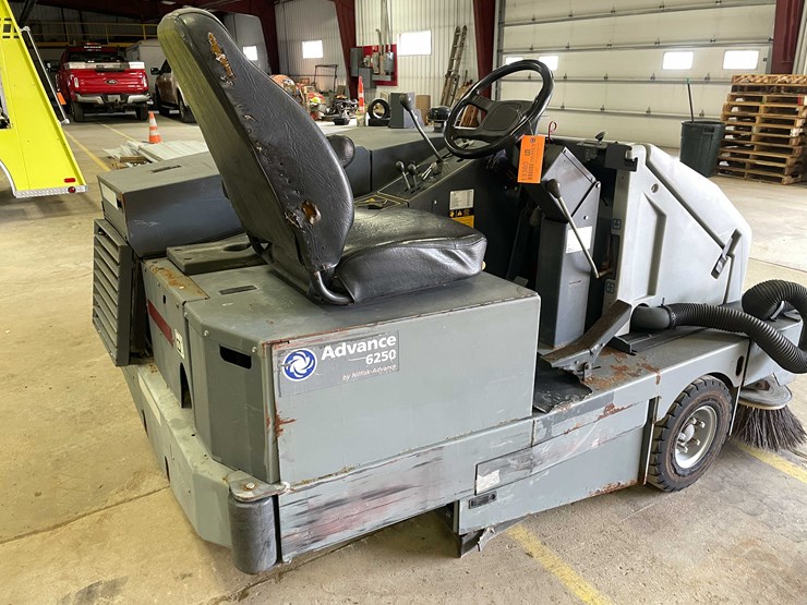 #13380-•-advanced-6250-floor-sweeper-image-5