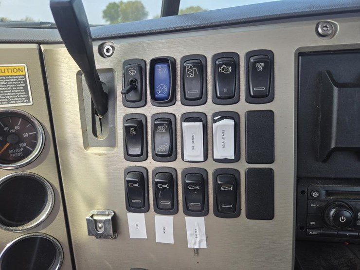 #1244-•-mack-gu813-day-cab-truck-tractor-image-38