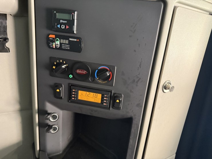2020-peterbilt-579-image-42