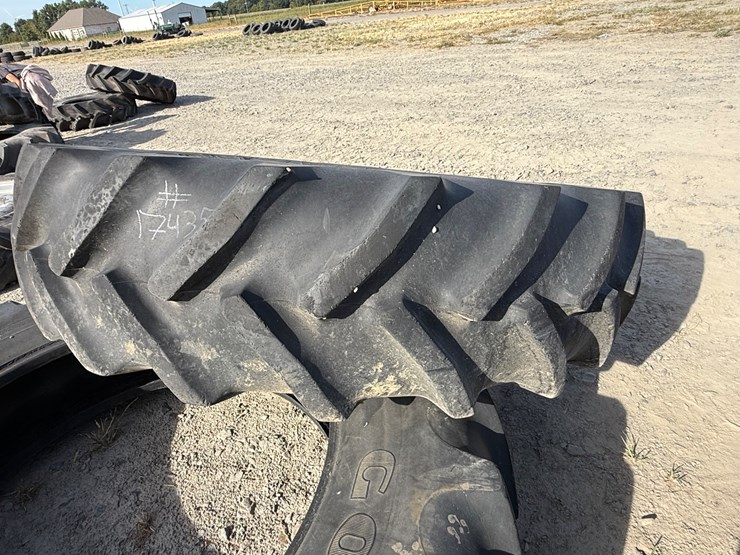 #9665-•-lot-of-(2)-520/85r46-tractor-tires-inv#:-9665-image-9