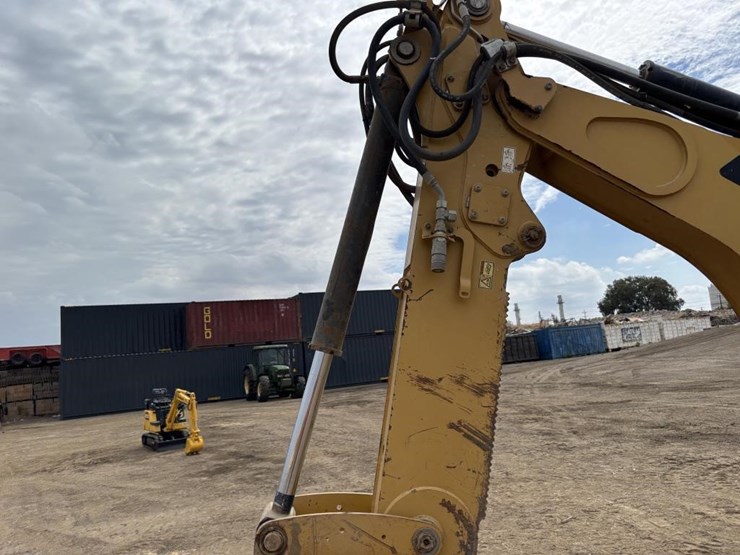 2013-caterpillar-420f-image-21