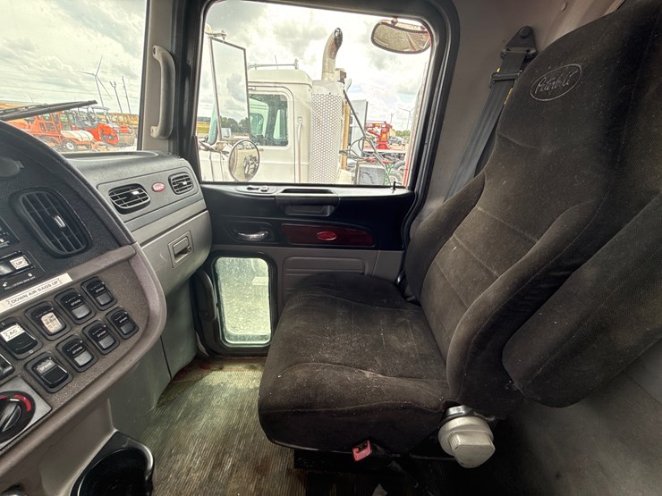 2014-peterbilt-389-image-37