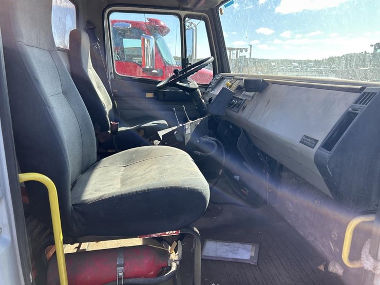 2004-freightliner-fl80-image-58