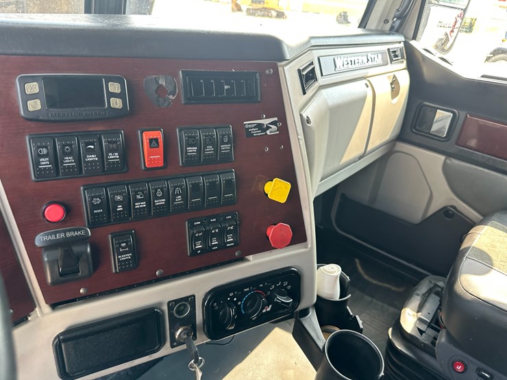2018-western-star-5700-image-70