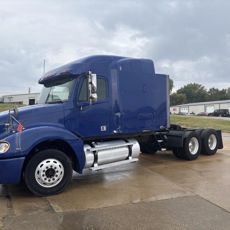 #1319 • 2005 Freightliner Columbia Sleeper Cab Truck Tract