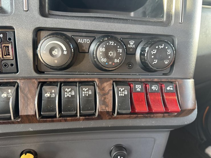 2023-kenworth-w990-image-31