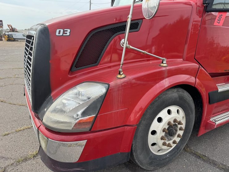 #1097-•-2006-volvo-ve-d12-sleeper-semi-tractor-image-13