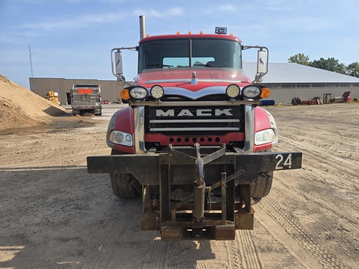 #1244-•-mack-gu813-day-cab-truck-tractor-image-5