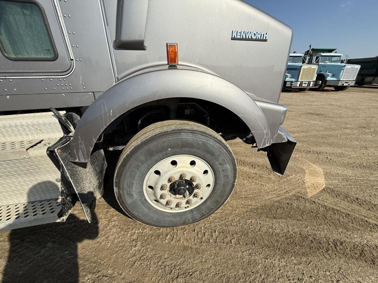 2013-kenworth-t800-image-10