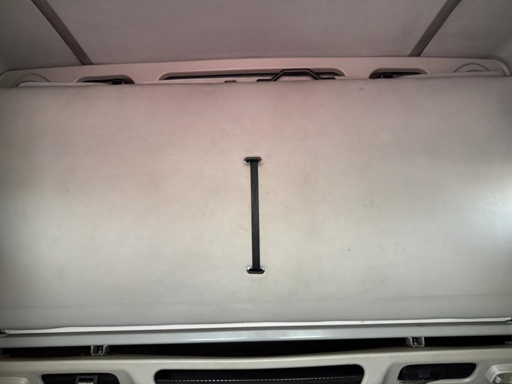 #1097-•-2006-volvo-ve-d12-sleeper-semi-tractor-image-46